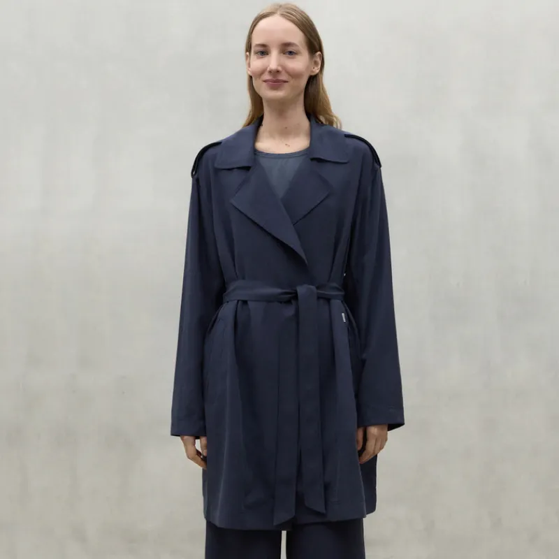 gabardina_corta_ecoalf_jaya_marino_3.webp ECOALF Abrigos Y Cazadoras*Gabardina Corta Jaya MARINO
