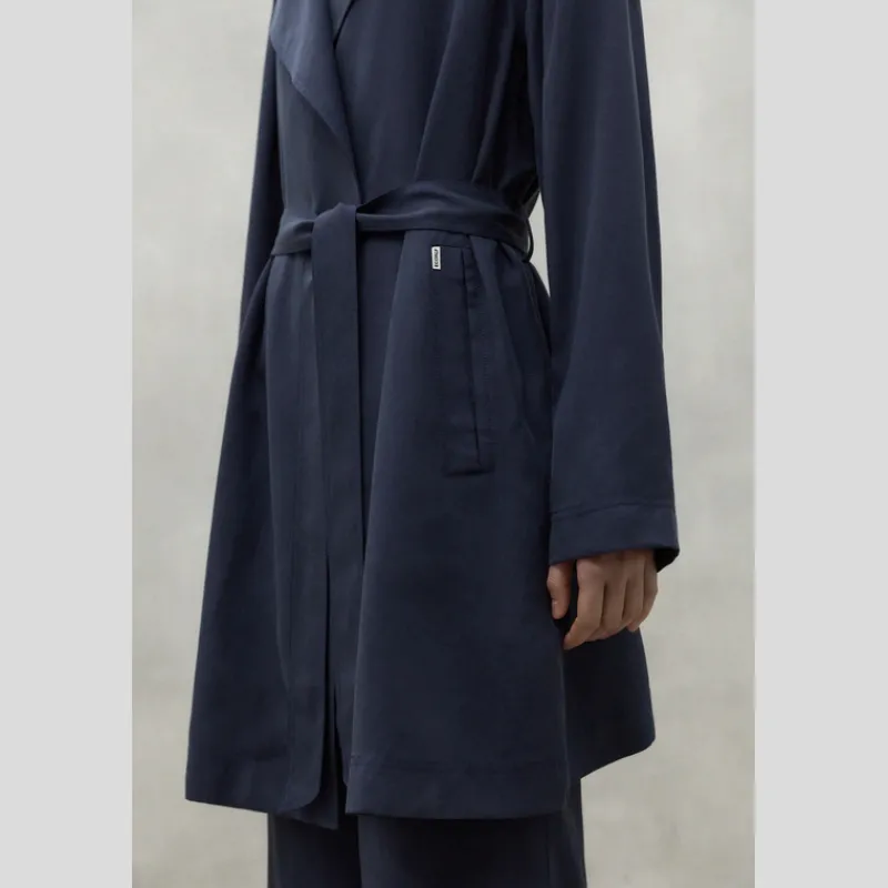 gabardina_corta_ecoalf_jaya_marino_4.webp ECOALF Abrigos Y Cazadoras*Gabardina Corta Jaya MARINO